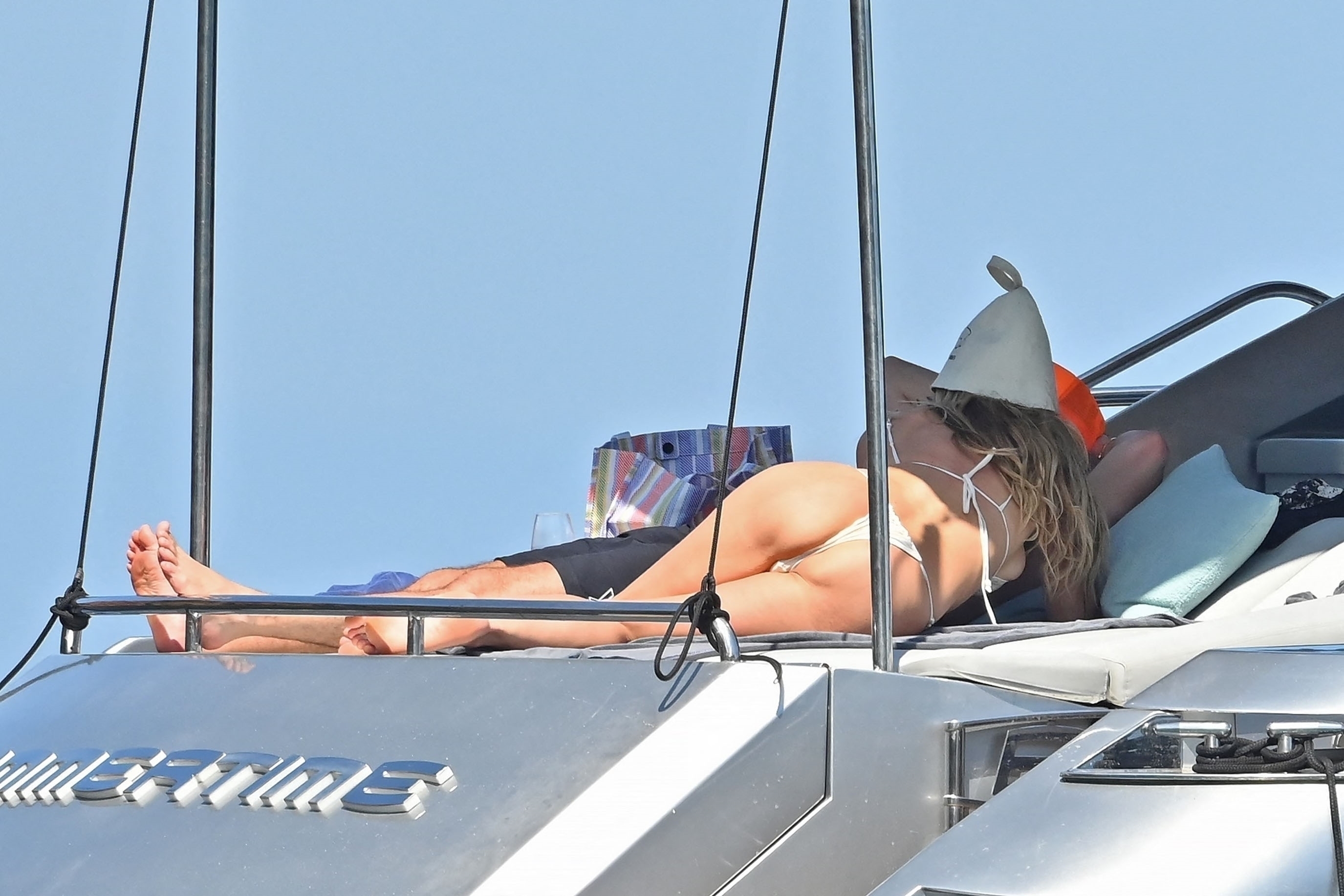 Heidi_Klum_in_Bikini_on_a_yacht_in_the_South_of_France_05-30-2023__2_b265da508bc3bd8b.jpg